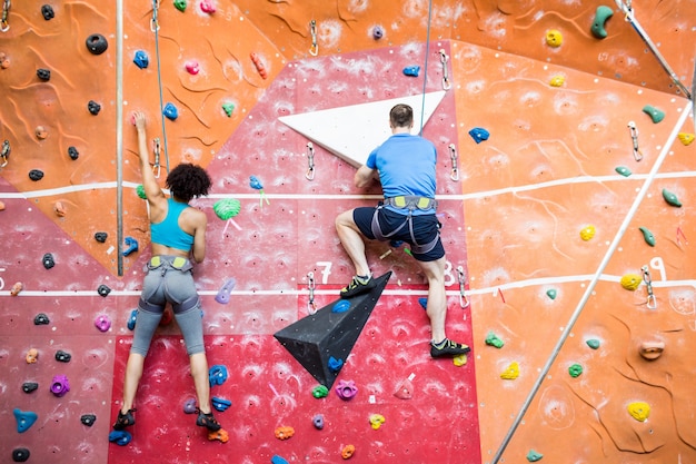 Fit couple rock escalando dentro