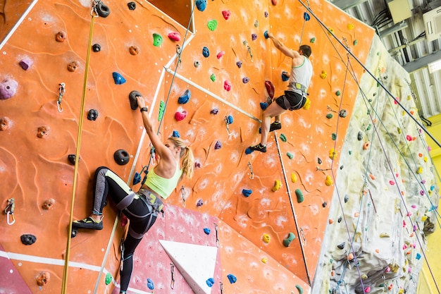 Fit couple rock escalando dentro