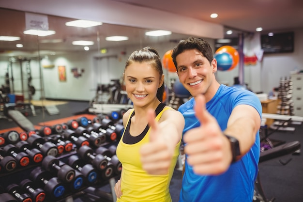 Foto fit couple smiling at camera