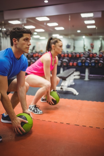 Fit couple trabalhando na sala de pesos