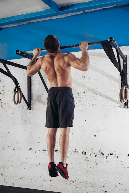 Fit dedos dos pés para bar homem pull-ups bares exercício de treino no ginásio