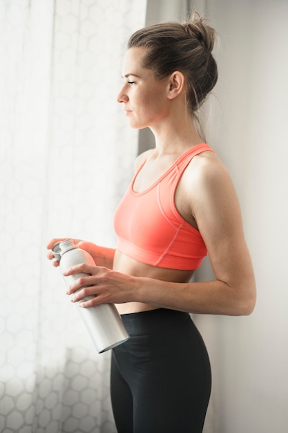 Foto fit frau, die eine pause vom training macht