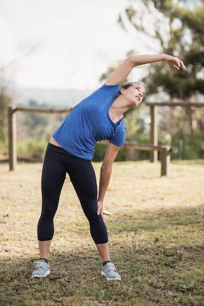 Fit Frau, die im Bootcamp an einem sonnigen Tag trainiert