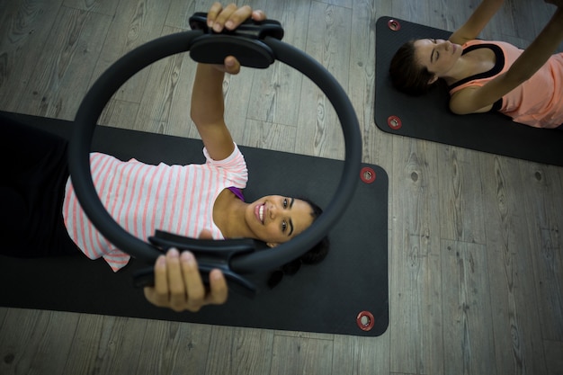 Fit Frau, die mit Pilates Ring trainiert