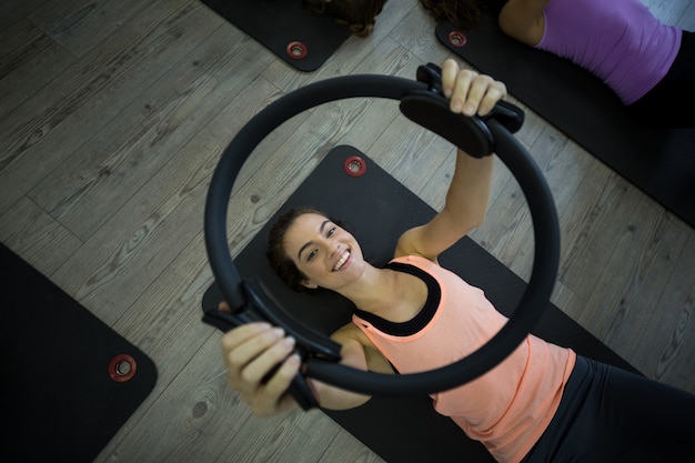 Fit Frau, die mit Pilates Ring trainiert