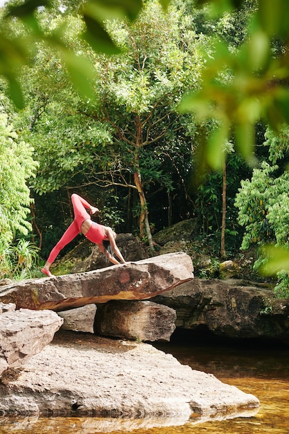 Fit Frau macht Yoga-Posen