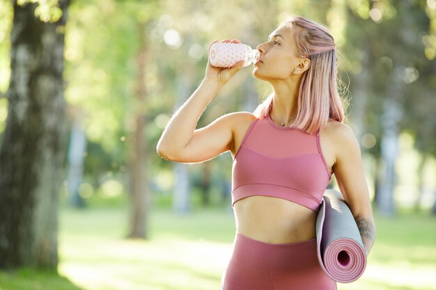 Fit Frau nach dem Sporttraining