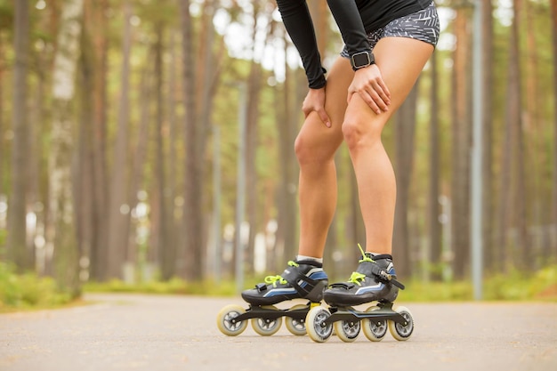 Fit Frau oder Rollschuhe ruhen