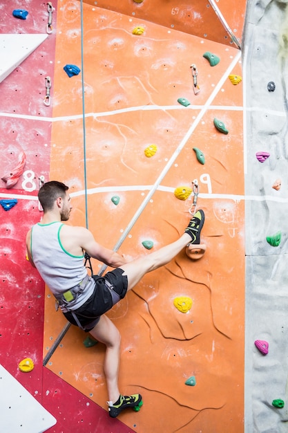 Foto fit hombre escalada en el interior