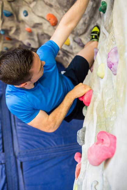 Fit hombre escalada en el interior