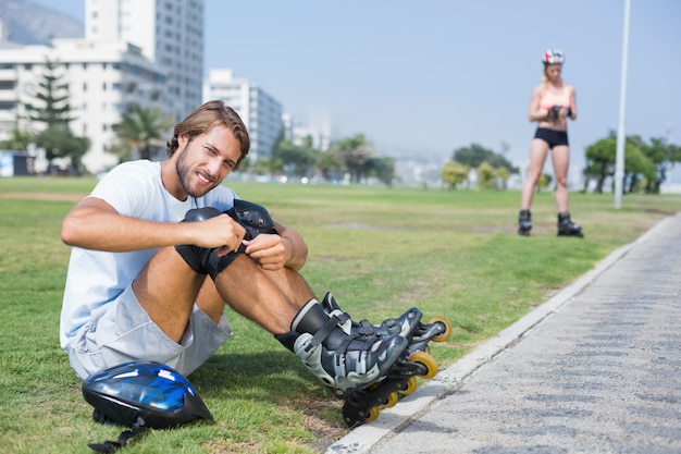 Fit hombre preparándose para patinar