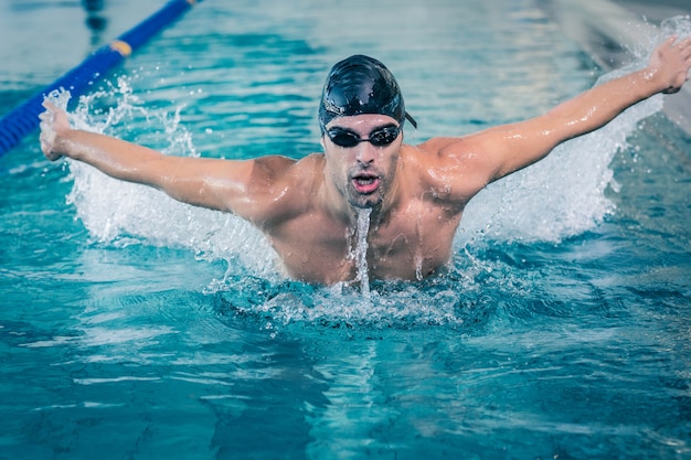 Fit homem nadando na piscina