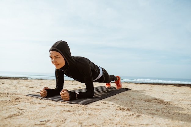 Fit junge Frau trainieren