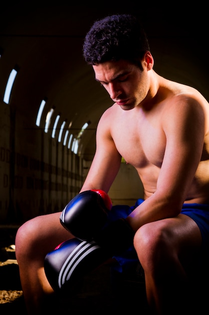 Fit Kämpfer mit Boxhandschuhen