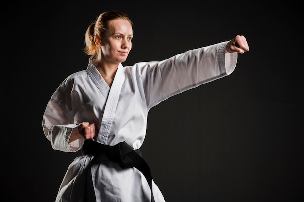 Fit Karate Frau, die mittleren Schuss übt