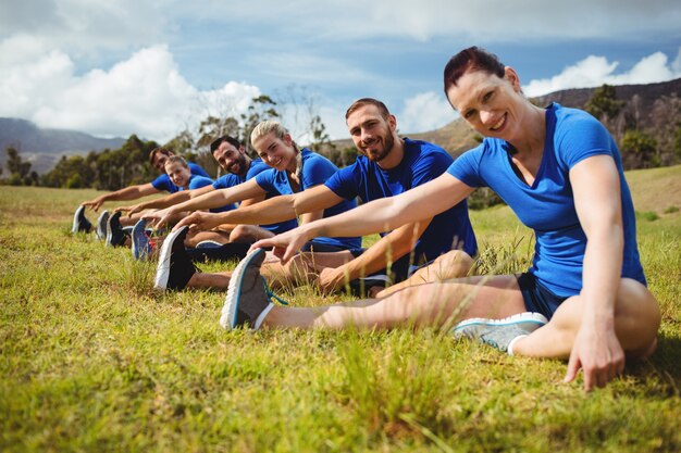 Fit Leute, die im Bootcamp trainieren