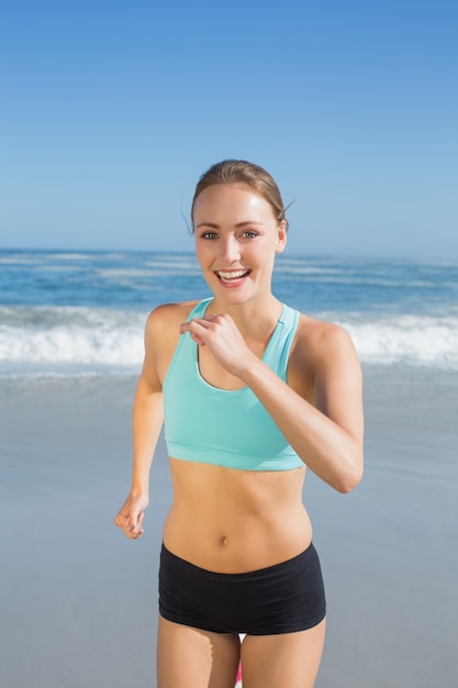 Fit loira jogging na praia