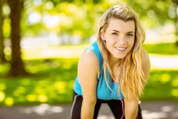 Fit loira sorrindo no parque