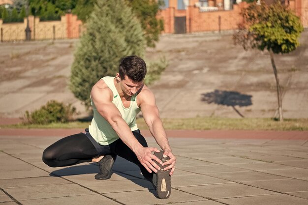 Fit macho em agasalho na paisagem urbana