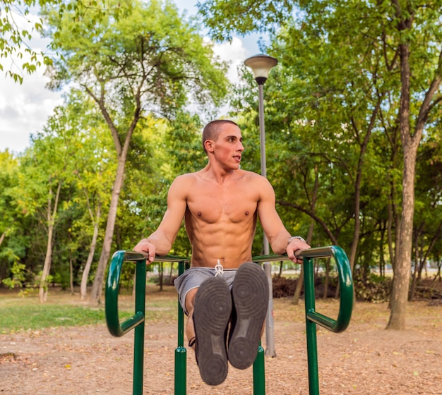 Fit man ejercicio en el parque, llevando una vida sana