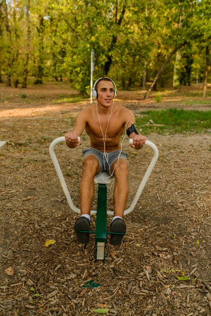 Fit man ejercicio en el parque, llevando una vida sana