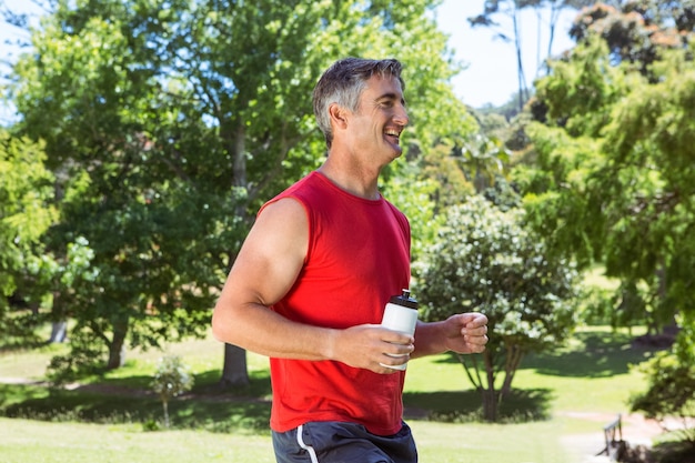 Fit man jogging no parque