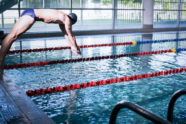 Fit Man Tauchen im Pool