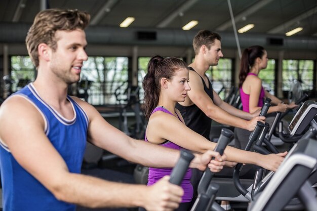 Fit Menschen auf Ellipsentrainer im Fitnessstudio