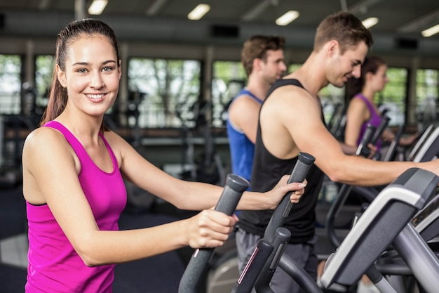 Fit Menschen auf Ellipsentrainer im Fitnessstudio