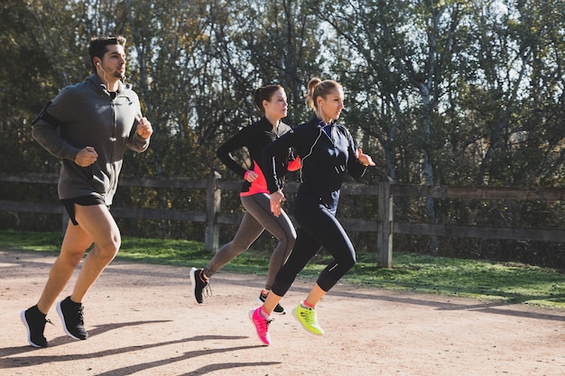 Fit Menschen im Freien laufen