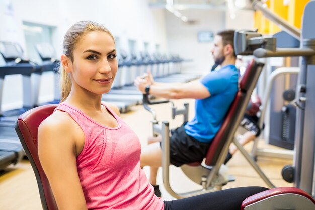 Fit Menschen mit Gewichten Maschinen