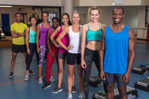 Foto fit-menschen stehen zusammen im fitness-center