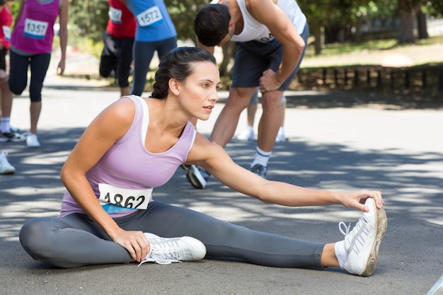 Fit mujer calentando antes de la carrera