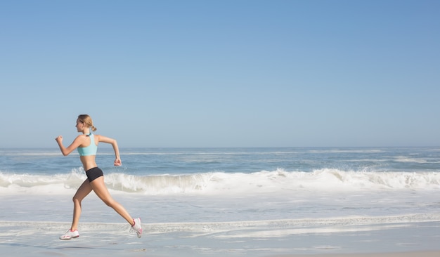 Fit mujer corriendo en la playa