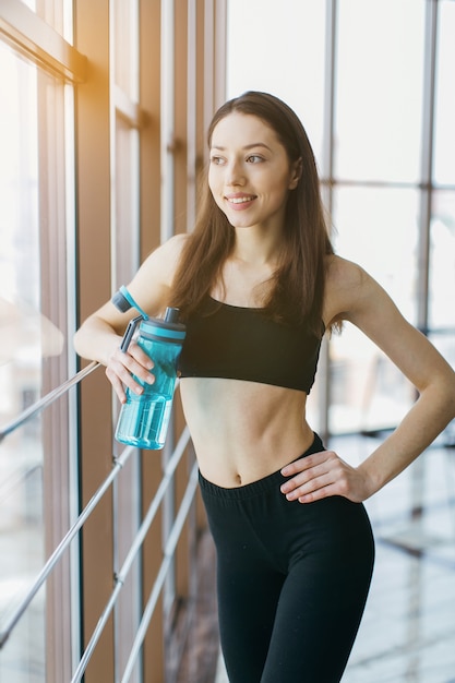 Fit mujer descansando con agua