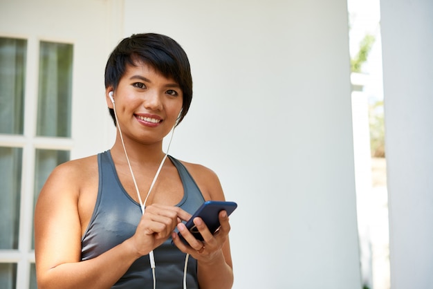 Fit mujer eligiendo música