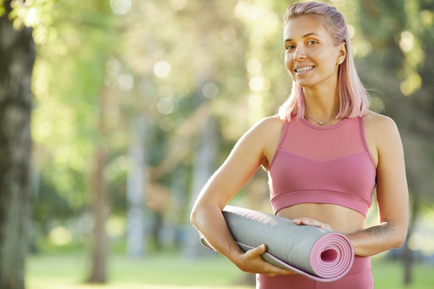 Fit mujer entrenando en el parque