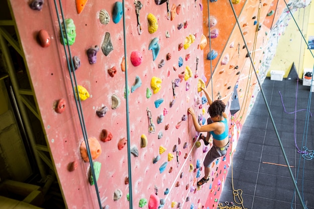 Fit mujer escalada en el interior