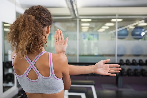 Fit mujer estirando los brazos