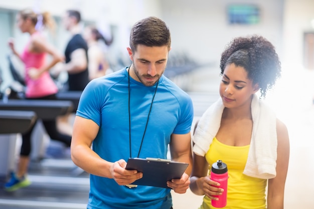 Fit mujer hablando con su entrenador