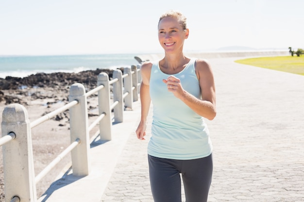 Fit mujer madura para correr en el muelle