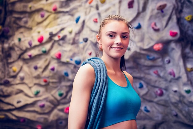 Fit mujer en la pared de escalada