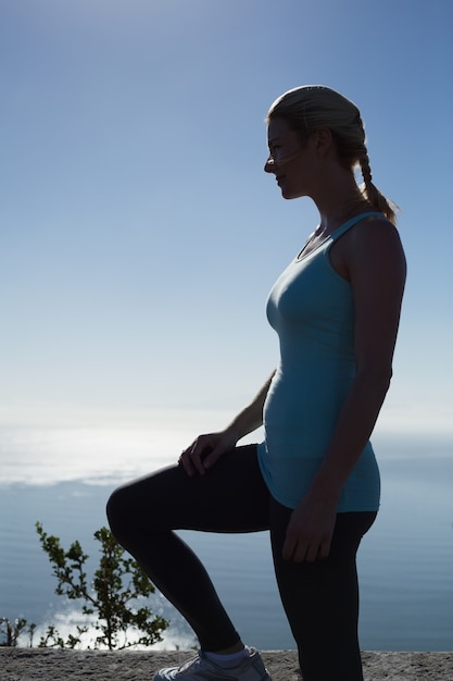 Fit mujer de pie mirando al mar