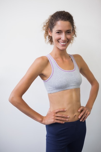 Fit mujer sonriendo a la cámara