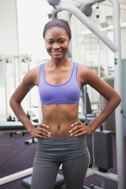 Fit mujer sonriendo a la cámara