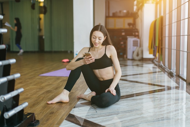 Fit mujer con teléfono inteligente