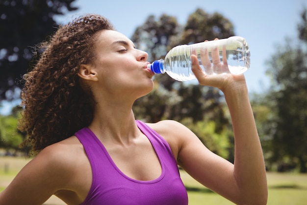 Fit mujer tomando una copa