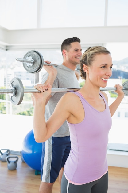 Fit mulher e homem levantando pesos