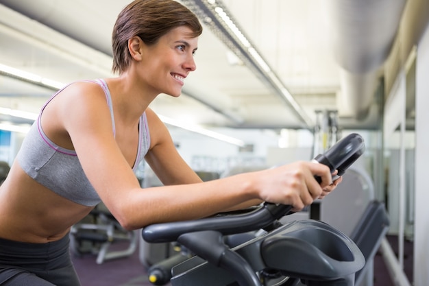 Fit mulher trabalhando na bicicleta de exercício