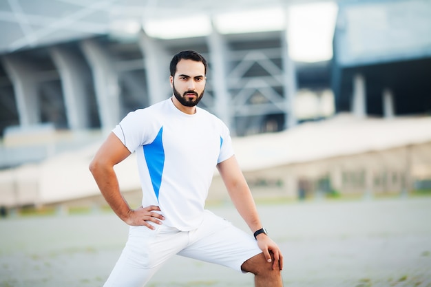 Fit muskulöser Mann, der außerhalb läuftFitness- und Sportkonzept